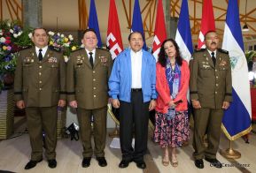 Daniel y Rosario presiden Acto de Ascenso en Grados y Entrega de Memoria Anual del Ejército