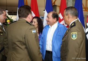 Daniel y Rosario presiden Acto de Ascenso en Grados y Entrega de Memoria Anual del Ejército