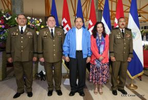 Daniel y Rosario presiden Acto de Ascenso en Grados y Entrega de Memoria Anual del Ejército