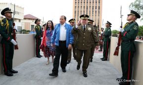 Daniel y Rosario presiden Acto de Ascenso en Grados y Entrega de Memoria Anual del Ejército