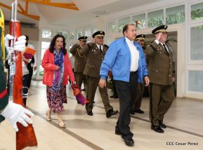 Daniel y Rosario presiden Acto de Ascenso en Grados y Entrega de Memoria Anual del Ejército