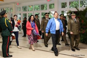 Daniel y Rosario presiden Acto de Ascenso en Grados y Entrega de Memoria Anual del Ejército