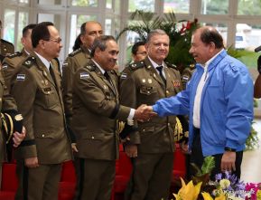 Daniel y Rosario presiden Acto de Ascenso en Grados y Entrega de Memoria Anual del Ejército