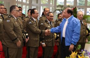 Daniel y Rosario presiden Acto de Ascenso en Grados y Entrega de Memoria Anual del Ejército