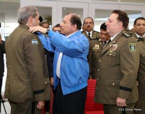 Daniel y Rosario presiden Acto de Ascenso en Grados y Entrega de Memoria Anual del Ejército