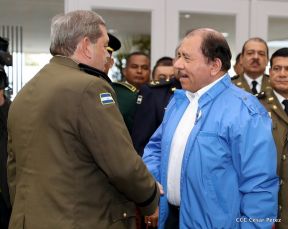 Daniel y Rosario presiden Acto de Ascenso en Grados y Entrega de Memoria Anual del Ejército