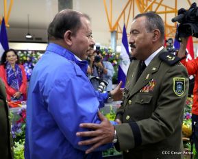 Daniel y Rosario presiden Acto de Ascenso en Grados y Entrega de Memoria Anual del Ejército