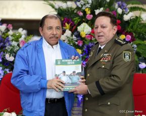 Daniel y Rosario presiden Acto de Ascenso en Grados y Entrega de Memoria Anual del Ejército
