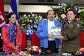 Daniel y Rosario presiden Acto de Ascenso en Grados y Entrega de Memoria Anual del Ejército