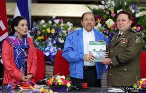 Daniel y Rosario presiden Acto de Ascenso en Grados y Entrega de Memoria Anual del Ejército