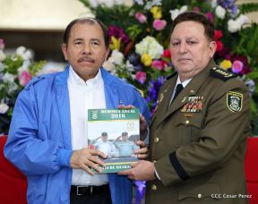 Daniel y Rosario presiden Acto de Ascenso en Grados y Entrega de Memoria Anual del Ejército