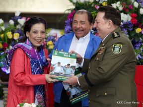 Daniel y Rosario presiden Acto de Ascenso en Grados y Entrega de Memoria Anual del Ejército