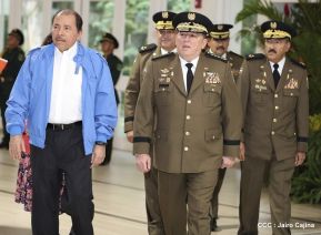 Daniel y Rosario presiden Acto de Ascenso en Grados y Entrega de Memoria Anual del Ejército