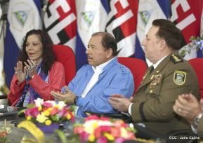 Daniel y Rosario presiden Acto de Ascenso en Grados y Entrega de Memoria Anual del Ejército