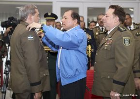 Daniel y Rosario presiden Acto de Ascenso en Grados y Entrega de Memoria Anual del Ejército