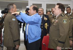 Daniel y Rosario presiden Acto de Ascenso en Grados y Entrega de Memoria Anual del Ejército