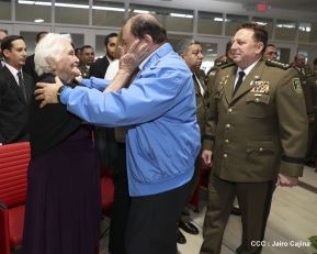 Daniel y Rosario presiden Acto de Ascenso en Grados y Entrega de Memoria Anual del Ejército