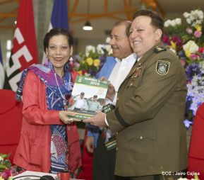 Daniel y Rosario presiden Acto de Ascenso en Grados y Entrega de Memoria Anual del Ejército