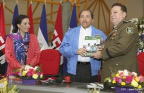 Daniel y Rosario presiden Acto de Ascenso en Grados y Entrega de Memoria Anual del Ejército