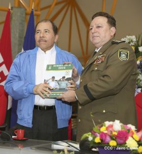 Daniel y Rosario presiden Acto de Ascenso en Grados y Entrega de Memoria Anual del Ejército