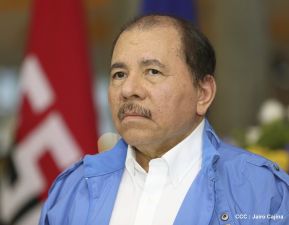 Daniel y Rosario presiden Acto de Ascenso en Grados y Entrega de Memoria Anual del Ejército