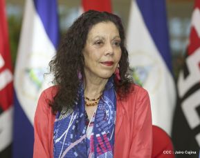 Daniel y Rosario presiden Acto de Ascenso en Grados y Entrega de Memoria Anual del Ejército