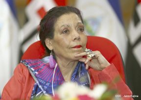 Daniel y Rosario presiden Acto de Ascenso en Grados y Entrega de Memoria Anual del Ejército