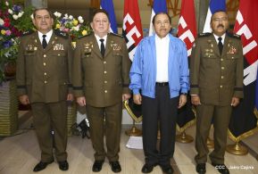 Daniel y Rosario presiden Acto de Ascenso en Grados y Entrega de Memoria Anual del Ejército