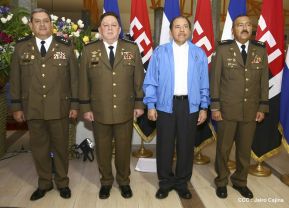 Daniel y Rosario presiden Acto de Ascenso en Grados y Entrega de Memoria Anual del Ejército