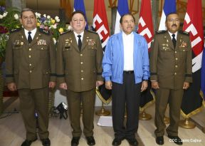 Daniel y Rosario presiden Acto de Ascenso en Grados y Entrega de Memoria Anual del Ejército