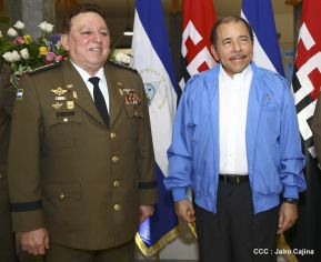 Daniel y Rosario presiden Acto de Ascenso en Grados y Entrega de Memoria Anual del Ejército