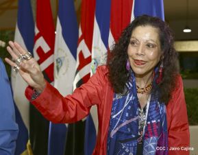 Daniel y Rosario presiden Acto de Ascenso en Grados y Entrega de Memoria Anual del Ejército