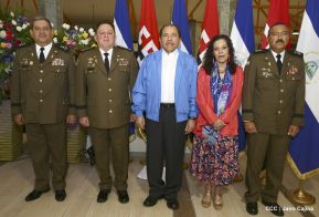 Daniel y Rosario presiden Acto de Ascenso en Grados y Entrega de Memoria Anual del Ejército