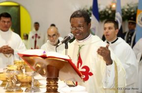 Catedral de Managua se ilumina para conmemorar centenario de la aparición de Virgen de Fátima