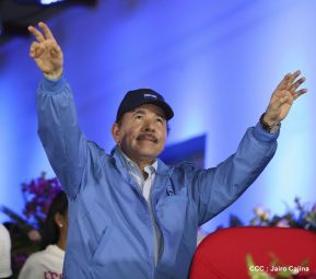 Daniel y Rosario presiden acto del 122 Aniversario del Natalicio del General Sandino