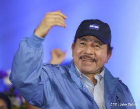 Daniel y Rosario presiden acto del 122 Aniversario del Natalicio del General Sandino