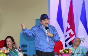 Daniel y Rosario presiden acto del 122 Aniversario del Natalicio del General Sandino