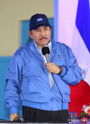 Daniel y Rosario presiden acto del 122 Aniversario del Natalicio del General Sandino