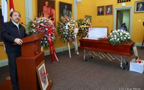 Daniel y Rosario rinden homenaje al Padre Miguel D'Escoto