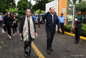 Daniel y Rosario rinden homenaje al Padre Miguel D'Escoto