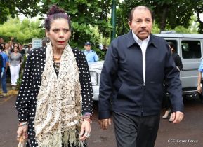 Daniel y Rosario rinden homenaje al Padre Miguel D'Escoto