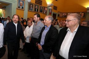 Daniel y Rosario rinden homenaje al Padre Miguel D'Escoto