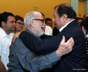 Daniel y Rosario rinden homenaje al Padre Miguel D'Escoto