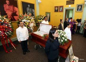 Daniel y Rosario rinden homenaje al Padre Miguel D'Escoto