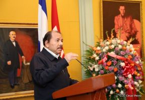 Daniel y Rosario rinden homenaje al Padre Miguel D'Escoto