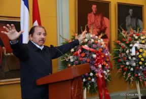 Daniel y Rosario rinden homenaje al Padre Miguel D'Escoto