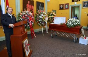 Daniel y Rosario rinden homenaje al Padre Miguel D'Escoto