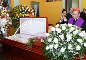 Daniel y Rosario rinden homenaje al Padre Miguel D'Escoto