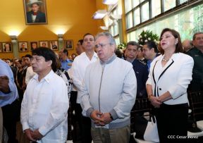 Daniel y Rosario rinden homenaje al Padre Miguel D'Escoto