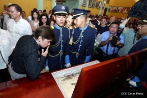 Daniel y Rosario rinden homenaje al Padre Miguel D'Escoto